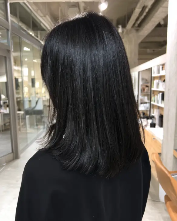 Subtle Blunt Black Collarbone Cut